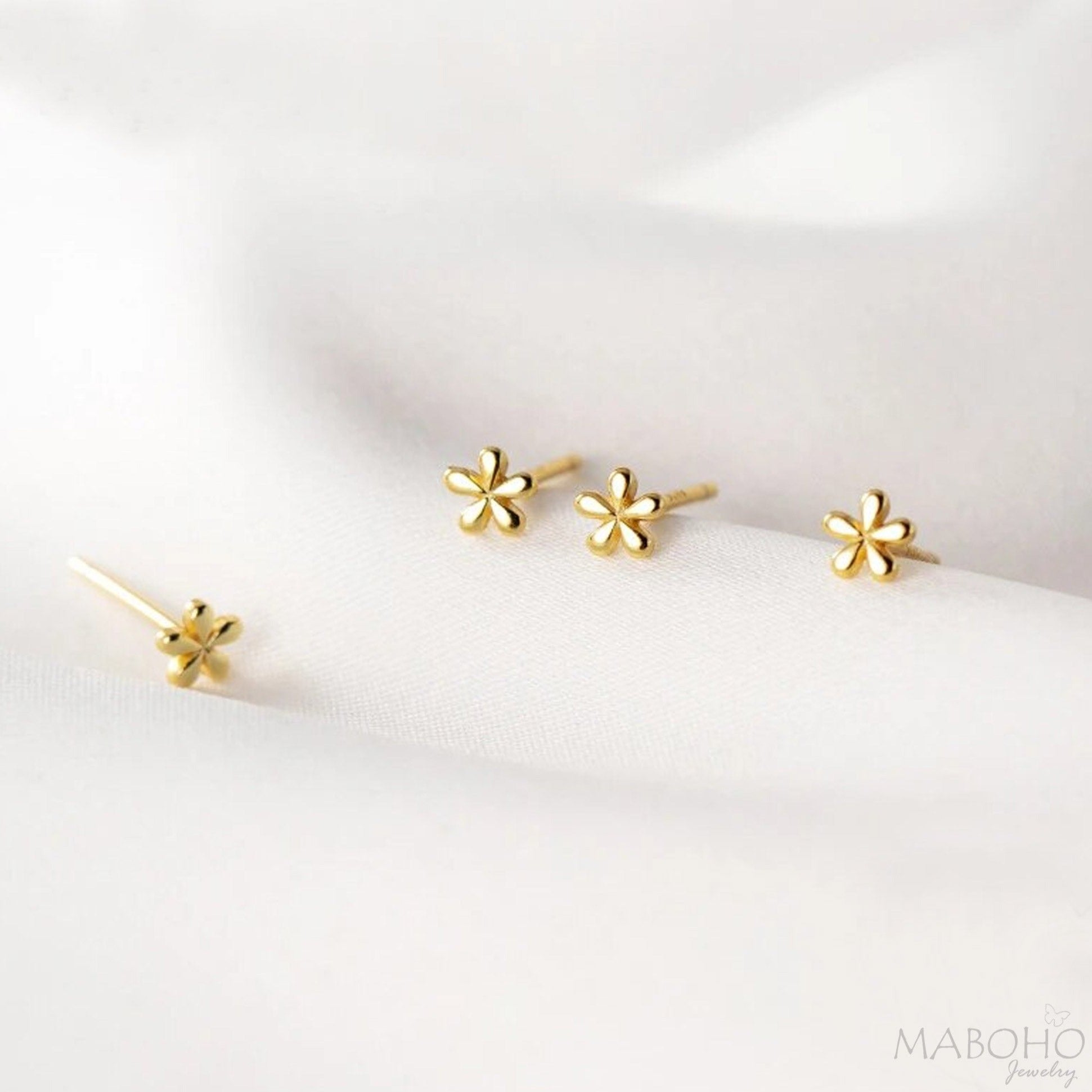 tiny gold daisy stud earrings